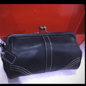 NWT Beautiful Coach Leather Kiss Lock Clutch Bag *Price Firm*
